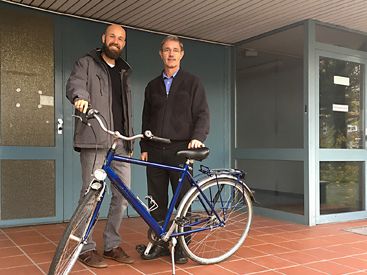 Hans Ruhs übergibt Fahrrad