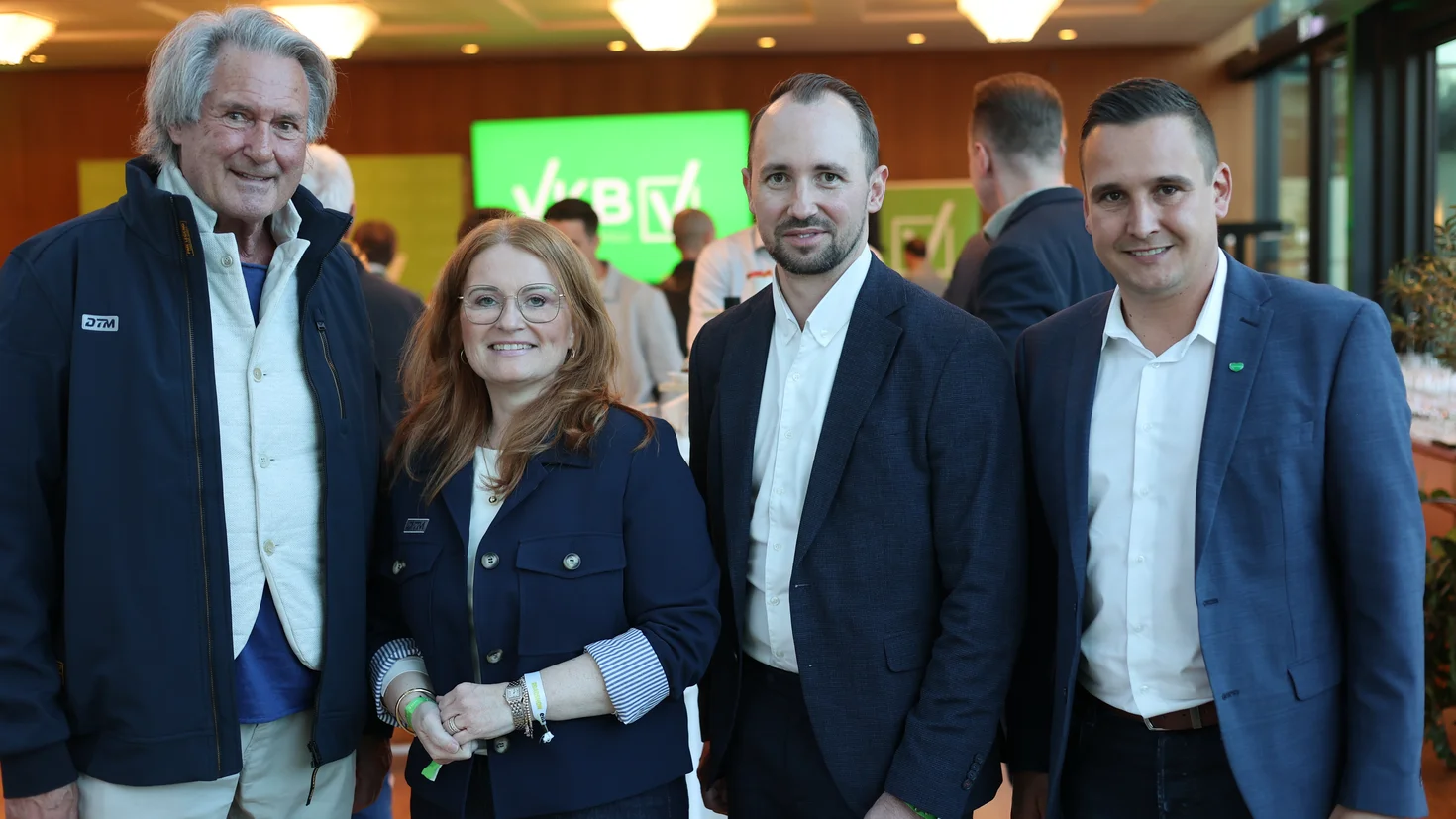 ADAC-Ehrensportpräsident Hermann Tomczyk, Geschäftsführerin ADAC Motorsport GmbH Claudia Wagner, Markus Auer und Landtagsabgeordneter Thomas Maier