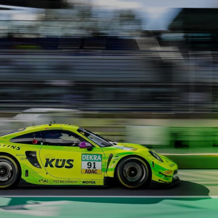 Bild eines DTM-Wagens in gelb.