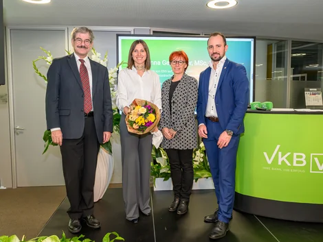 Anna Gappmaier mit Univ.-Prof.in Dr. Eveline Artmann, Univ.-Prof. Dr. Helmut Pernsteiner und Generaldirektor Markus Auer