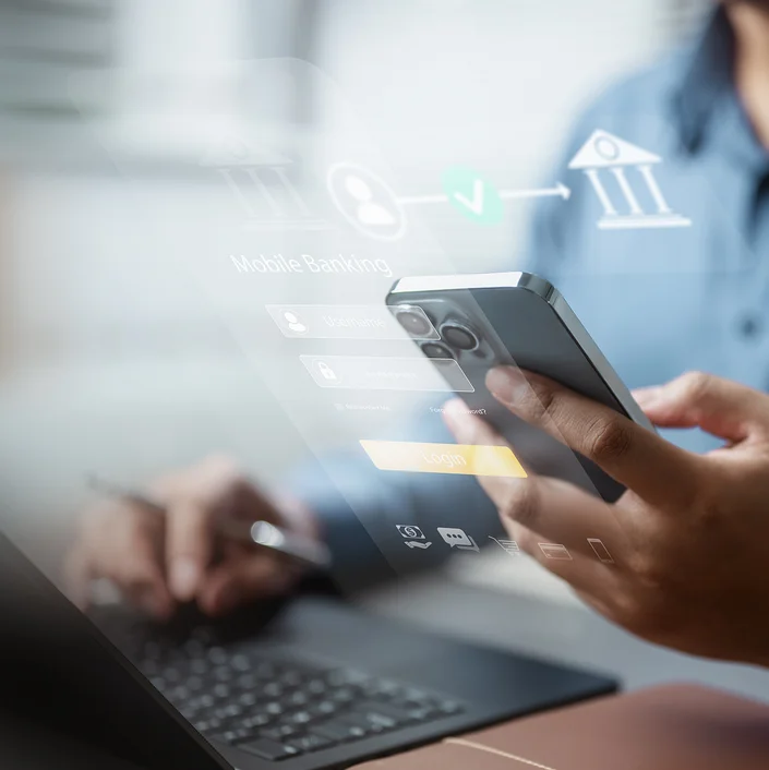 Eine Person, die Online Banking nutzt