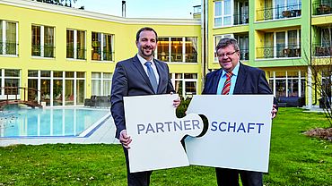 Thomas Lehner, Direktor der VKB-Bank Grieskirchen, mit Hotelier KommR Manfred Stroissmüller in der Gartenanlage des Parkhotels Bad Schallerbach (v. l.).