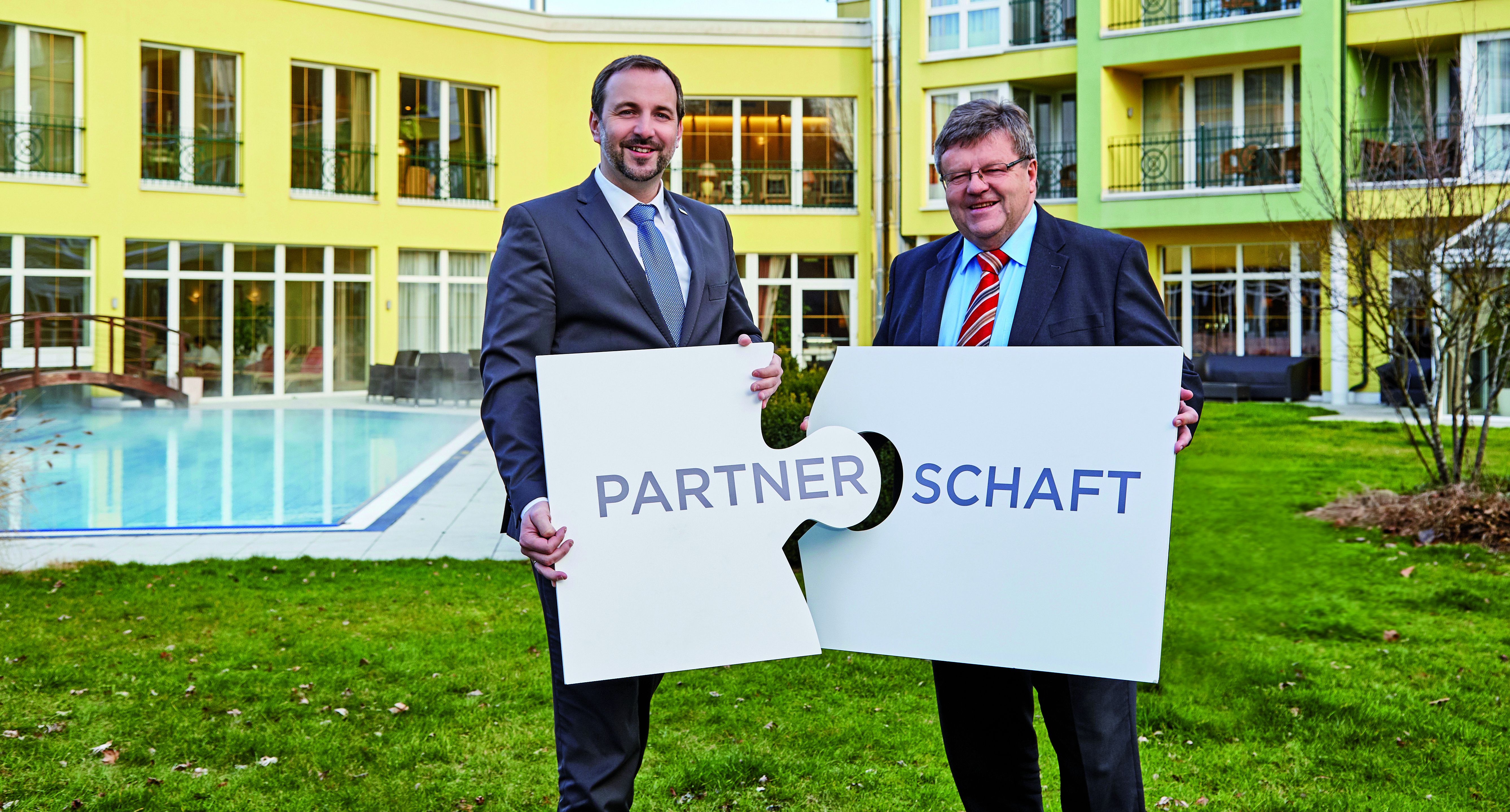 Thomas Lehner, Direktor VKB-Filiale Grieskirchen, mit Hotelier Manfred Stroissmüller im Garten des Parkhotels Bad Schallerbach