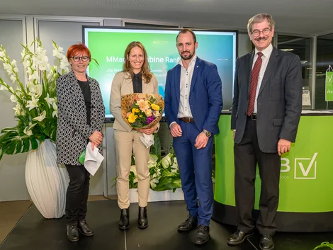 Sabine Ranftl mit Univ.-Prof.in Dr. Eveline Artmann, Univ.-Prof. Dr. Helmut Pernsteiner und Generaldirektor Markus Auer