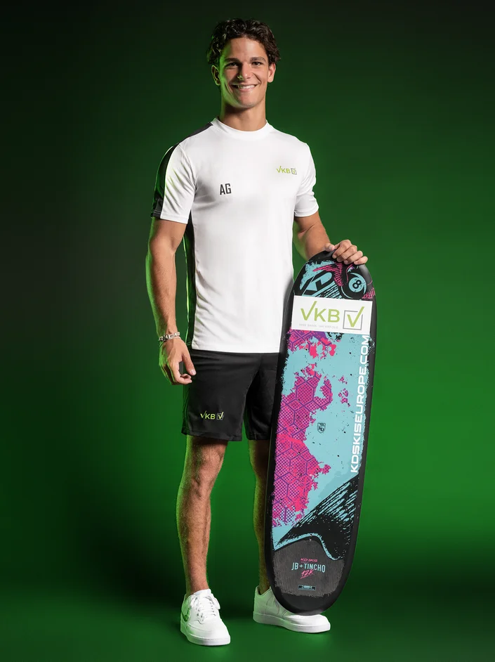 Foto von Alex Gschiel vor dunklem Hintergrund