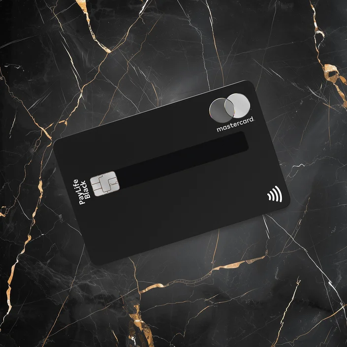 Paylife Black Kreditkarte auf schwarzem Hintergrund