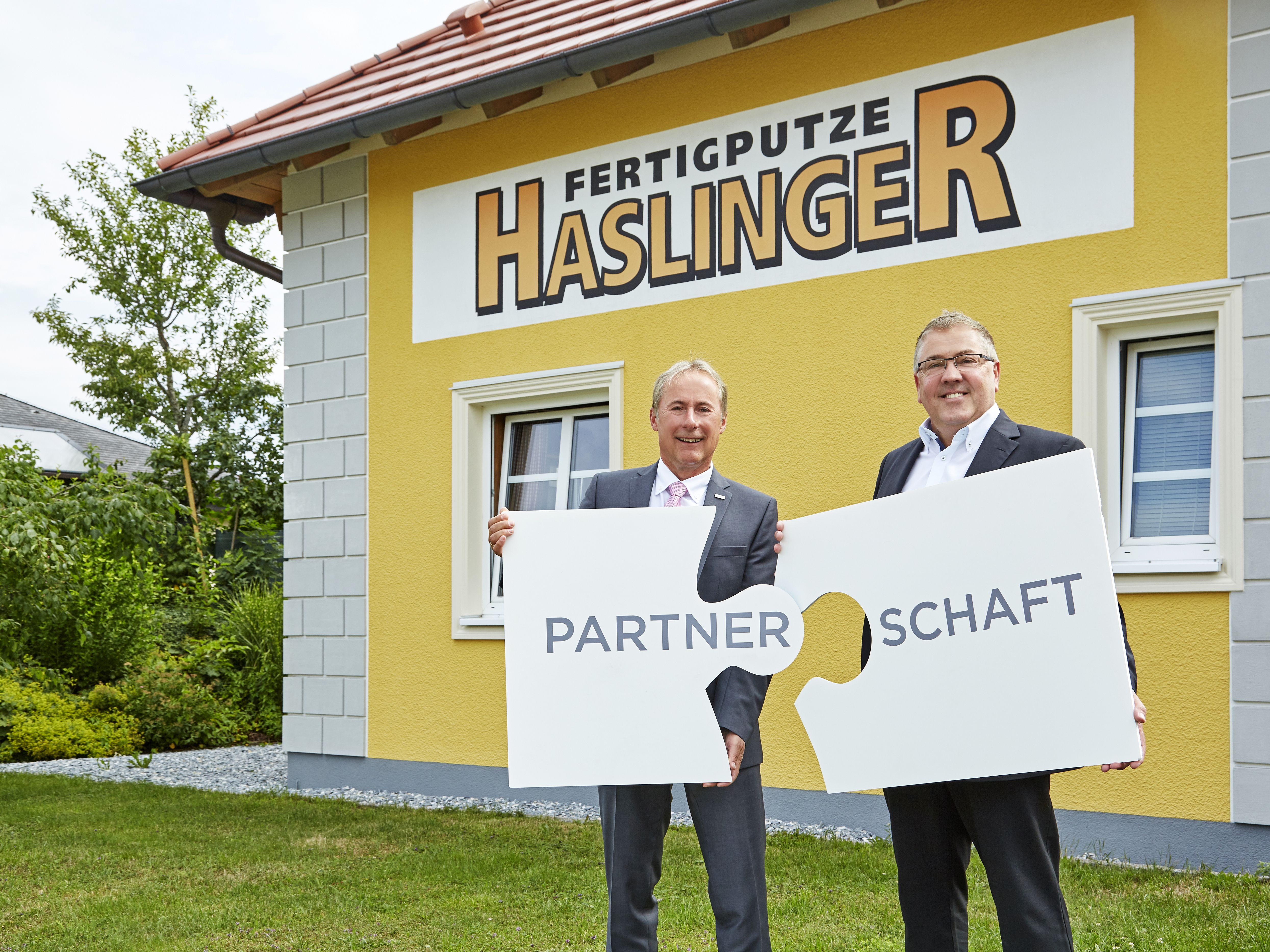 Die Finanzpartnerschaft von Dr. Johann Steiner, Direktor der VKB-Bank Ried, (l.) und Georg Haslinger (r.) ist so qualitativ und nachhaltig wie die Arbeit von Fertigputze Haslinger.