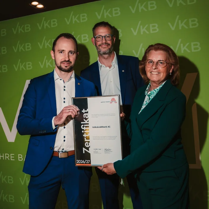 Markus Auer, Wolfgang Fankhauser und Silvia Kelemen bei der Überreichung der Auszeichnung "Leitbetriebe"