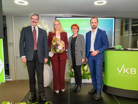 Nicole Trudenberger mit Univ.-Prof.in Dr. Eveline Artmann, Univ.-Prof. Dr. Helmut Pernsteiner und Generaldirektor Markus Auer