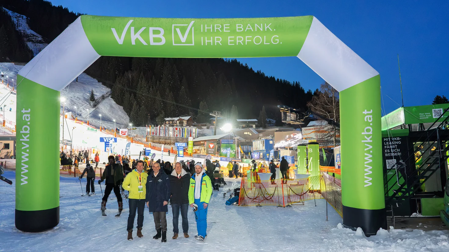 v.l.n.r.: Johann Waldmann, VKB-Vertriebsdirektor Salzburg, Bürgermeister Norbert Ellmauer, Unternehmer Johann Schober, VKB-Generaldirektor Markus Auer