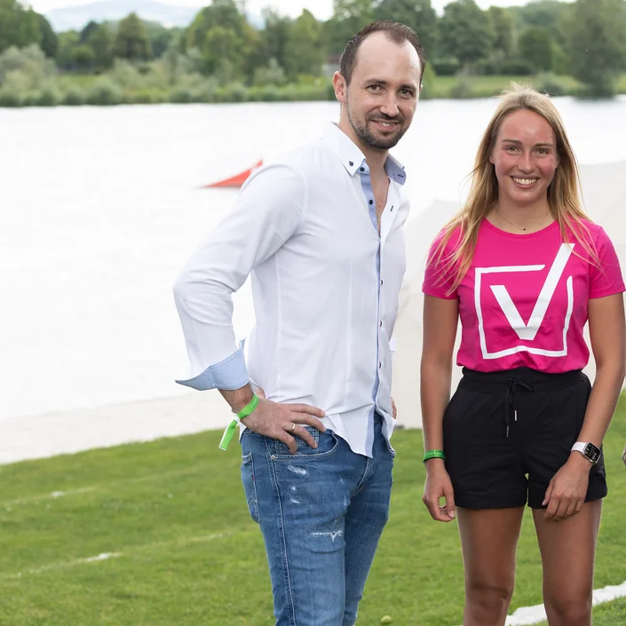 VKB-Generaldirektor Markus Auer mit Nicola Kuhn vor dem See in Feldkirchen