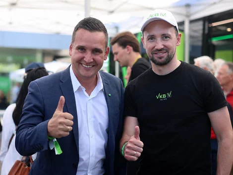 Daumen hoch wirkt: Landtagsabgeordneter
Thomas
Mayer mit Markus Auer.