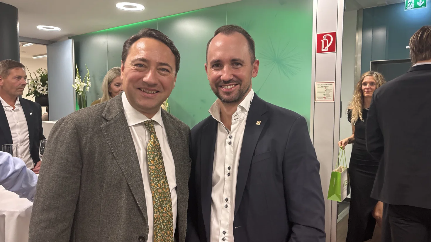 Auf dem Bild: Landeshauptmann-Stellvertreter Manfred Haimbuchner und VKB-Generaldirektor Markus Auer