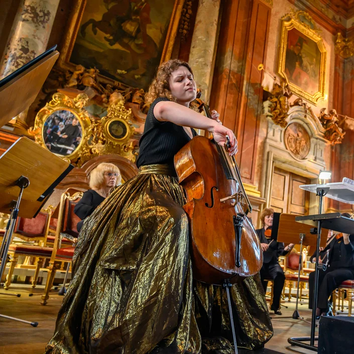 Eine Cello-Spielerin bei den Stiftskonzerten