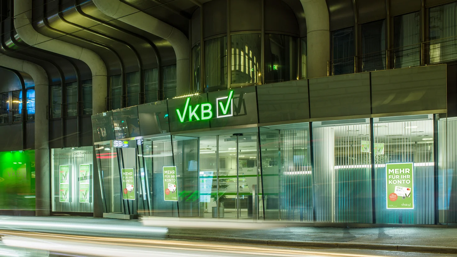 Foto des VKB Kompetenzzentrums Linz bei Nacht.