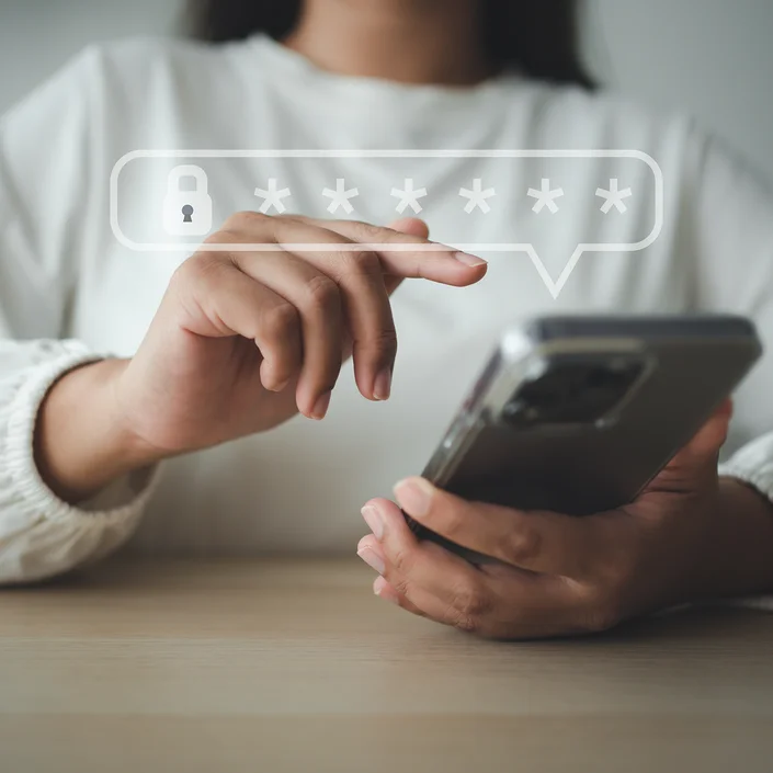 Eine Frau gibt auf ihrem Handy einen Pin ein