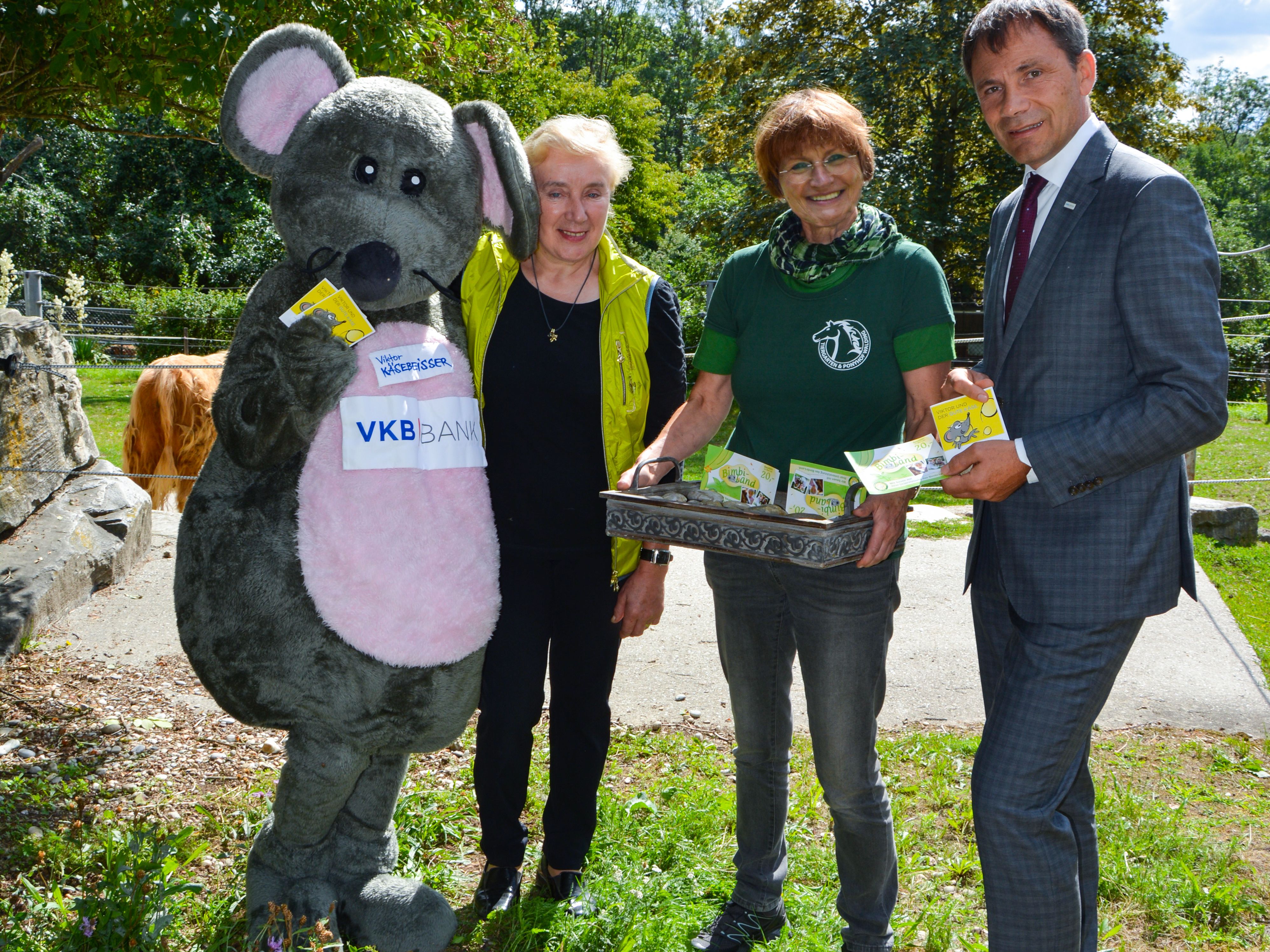 Freuen sich über die Kooperation: VKB-Maskottchen Viktor Käsebeißer, Tiergartenleiterin Angela Mair, Renate Stein und VKB-Regionaldirektor Mag. Martin Moser, MBA (v. l.).