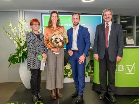 Viviane Velisek mit Univ.-Prof.in Dr. Eveline Artmann, Univ.-Prof. Dr. Helmut Pernsteiner und Generaldirektor Markus Auer