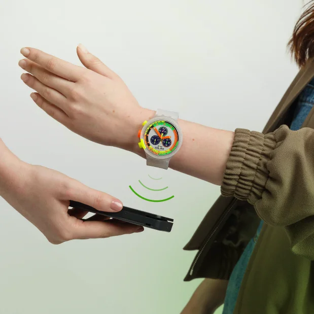 Abbildung einer Swatch Pay Uhr auf einem menschlichen Handgelenk