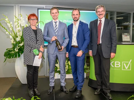 Philipp Fidler mit Univ.-Prof.in Dr. Eveline Artmann, Univ.-Prof. Dr. Helmut Pernsteiner und Generaldirektor Markus Auer