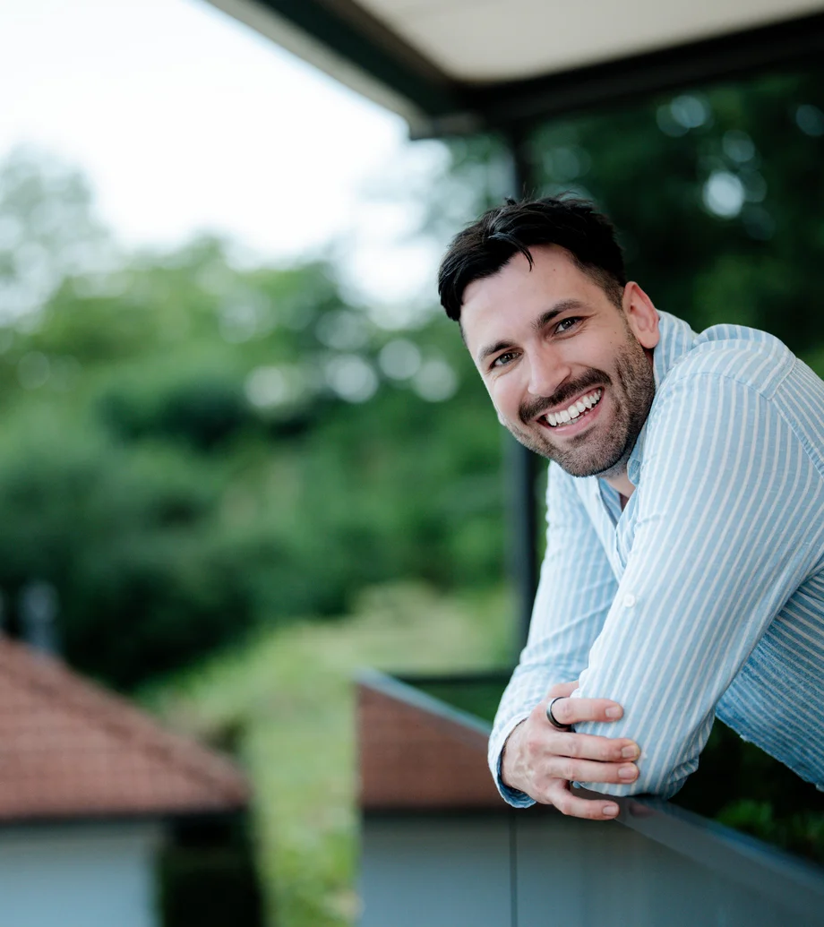 Foto von Philipp Lukas am Balkon.