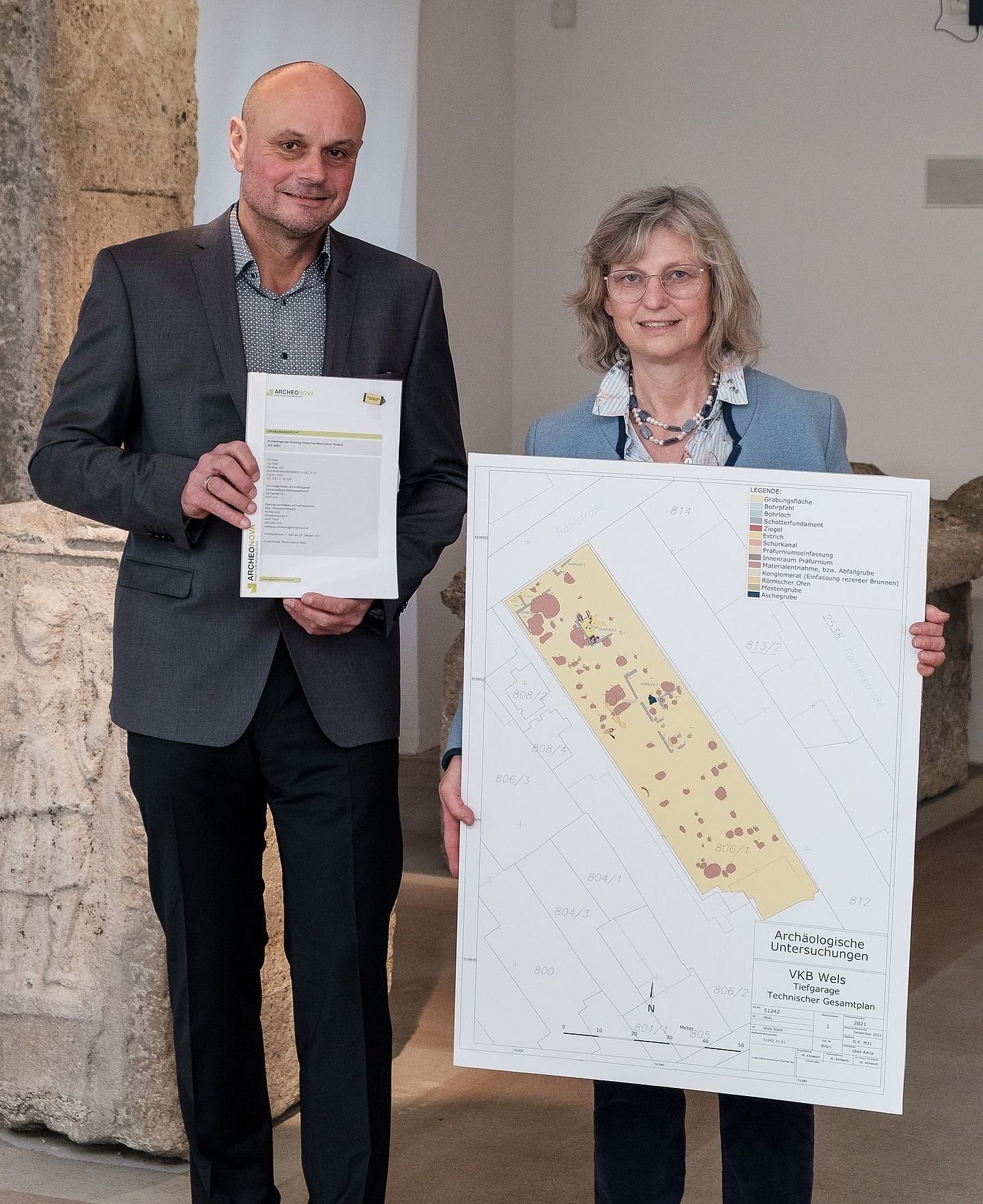 Archäologe Wolfgang Klimesch und Stadtmuseums-Leiterin Renate Miglbauer mit dem Ausgrabungsbericht