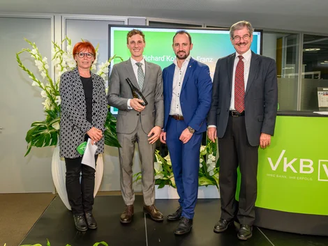Richard Kolbitsch-Franz mit Univ.-Prof.in Dr. Eveline Artmann, Univ.-Prof. Dr. Helmut Pernsteiner und Generaldirektor Markus Auer