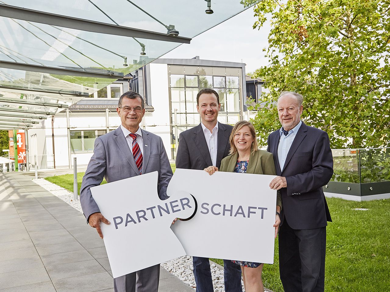 Bernhard Ablinger, Direktor der VKB- Bank Vöcklabruck, besichtigt mit Mag. Gerhard Kaniak, Mag. Brigitte Klein und Mag. Erich Kaniak (v. l.) den Seepark Kammer. (c) VKB-Bank