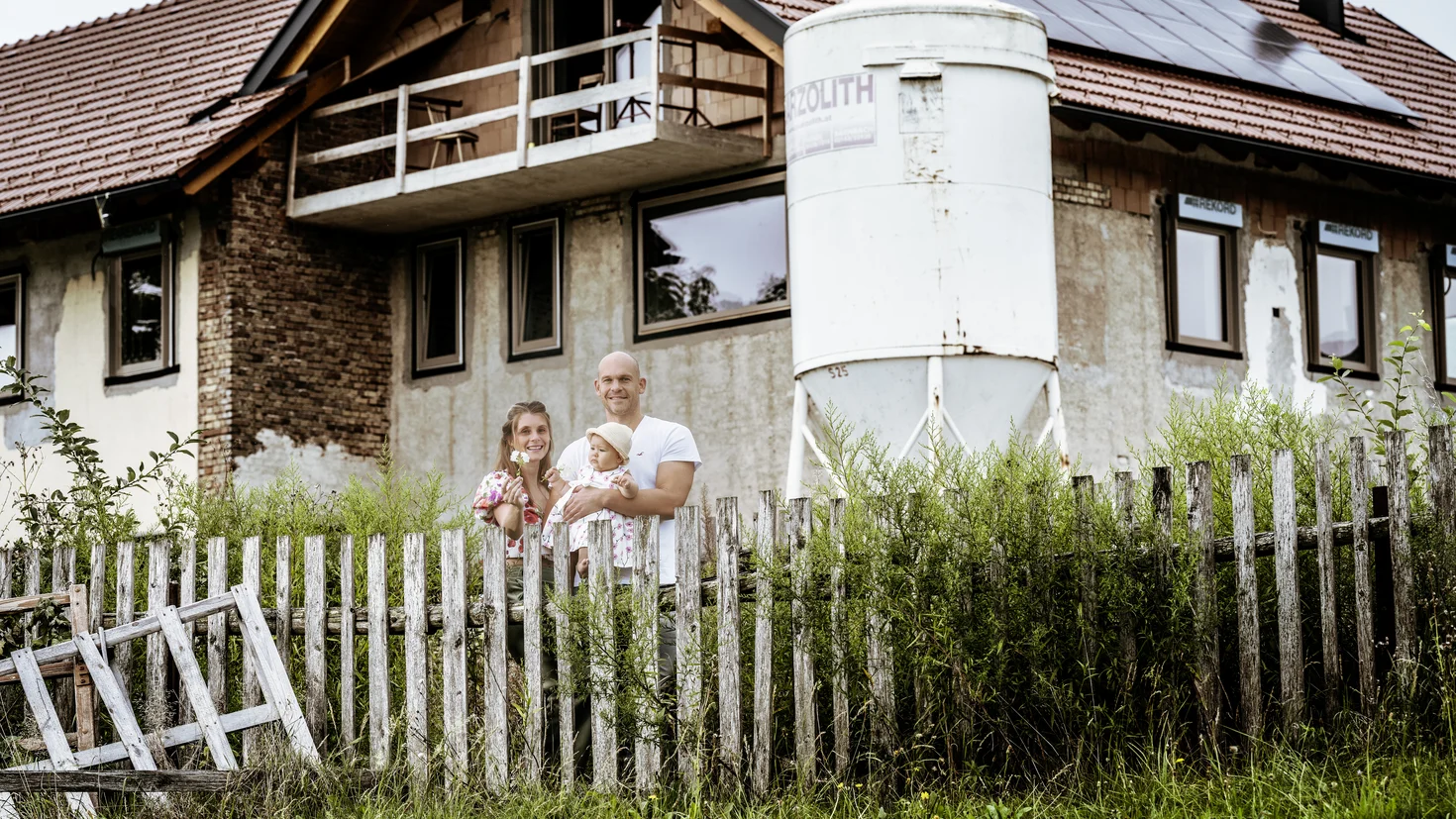 Familie Treml vor ihrem Sanierungsobjekt