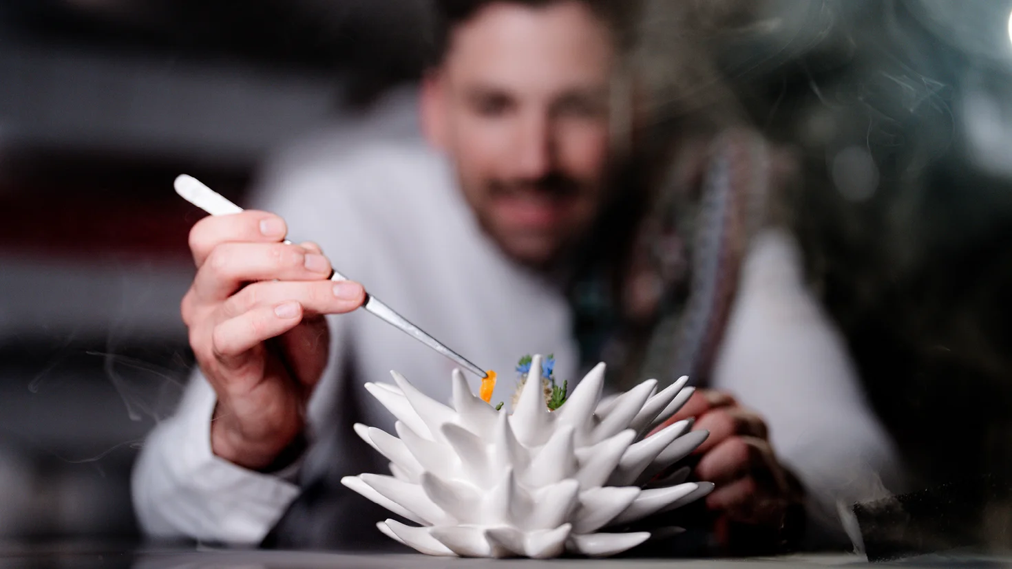 Philipp Lukas beim Anrichten eines Desserts - Präzision pur.