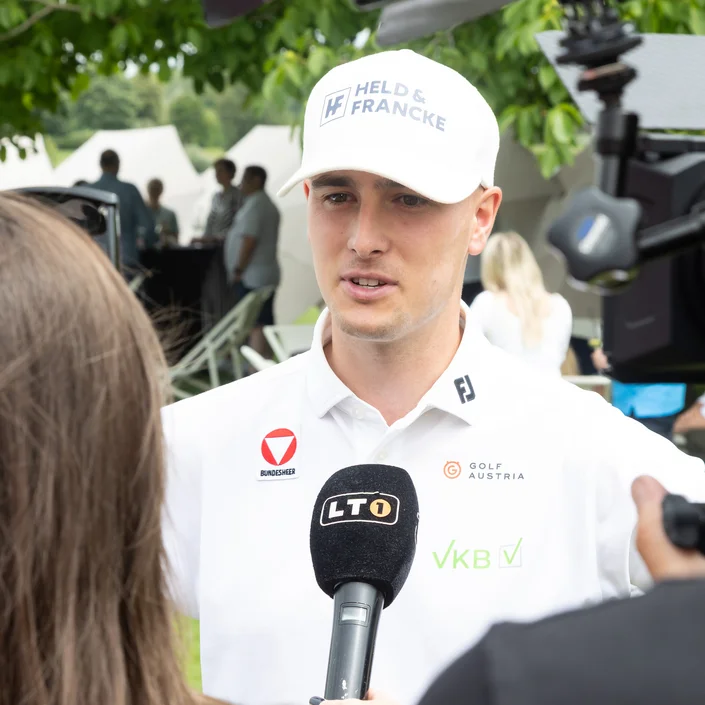 Golfprofi Florian Schweighofer wird vom Fernsehen interviewt