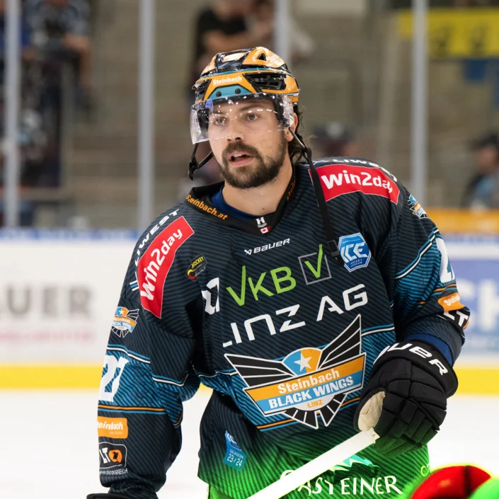 Foto eines Eishockeyspielers der Steinbach Black Wings.