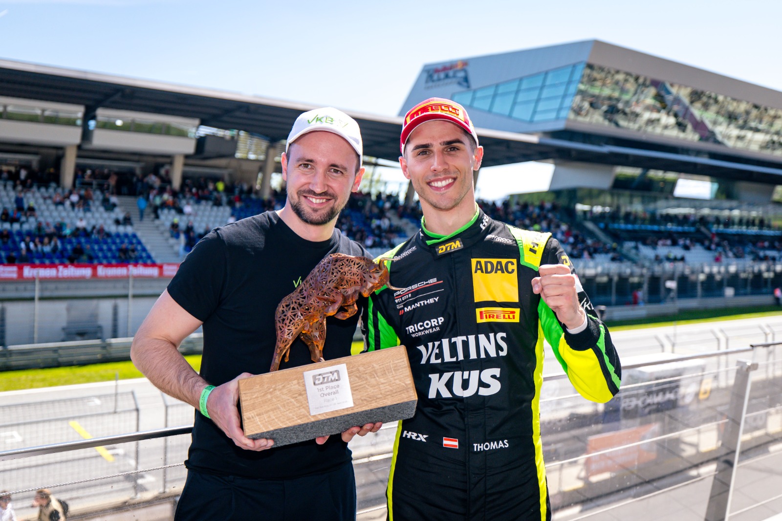 VKB Generaldirektor Markus Auer gratuliert
Porsche-Werksfahrer Thomas Preining nach
dem Sieg am DTM-Auftakt in Spielberg.